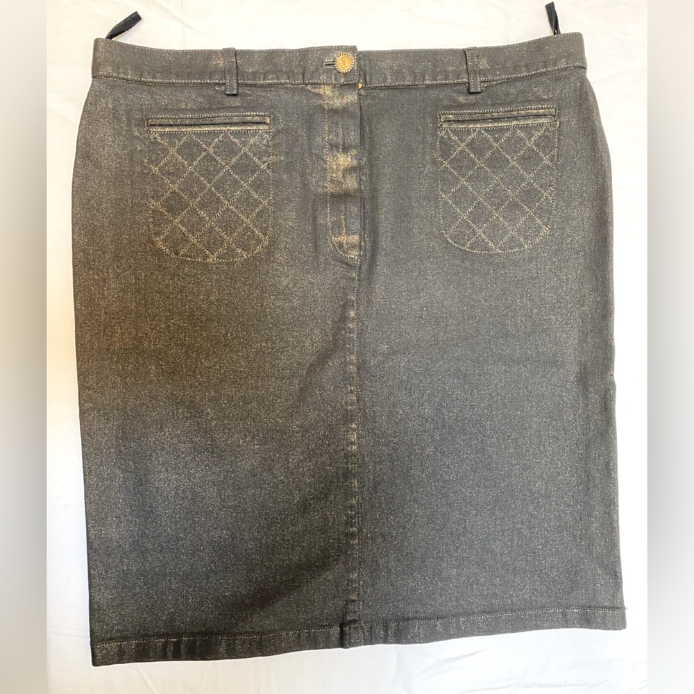 Vintage CHANEL gray w/ gold metallic denim skirt (w/ spandex). Gold hardware.